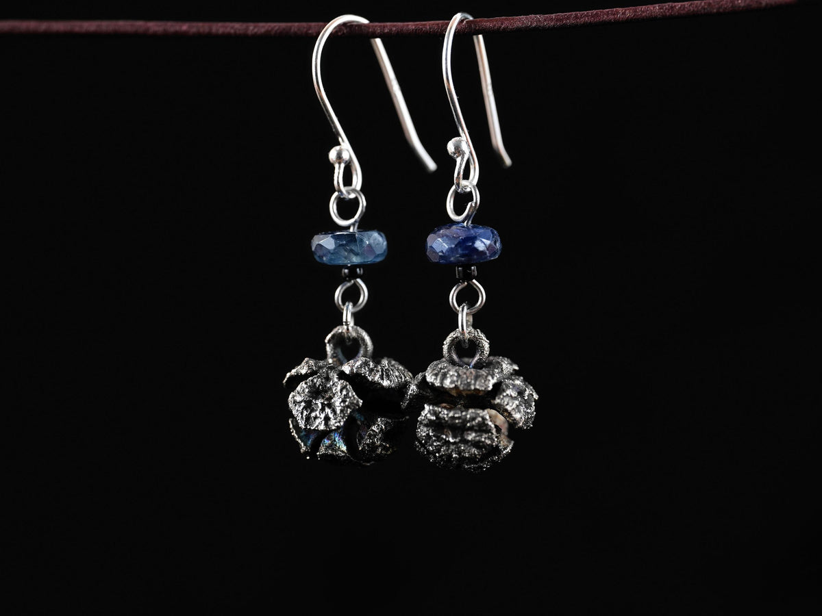Versilberte Zypressenzapfen-Ohrringe mit blauem Kyanit und Ohrhaken aus 925 Silber – Fimonacci Artifacts