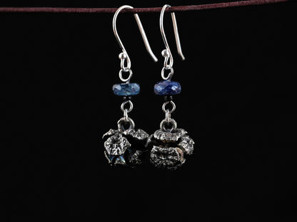 Versilberte Zypressenzapfen-Ohrringe mit blauem Kyanit und Ohrhaken aus 925 Silber – Fimonacci Artifacts